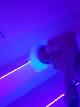 gurlnips online show from May 5, 1:03 pm