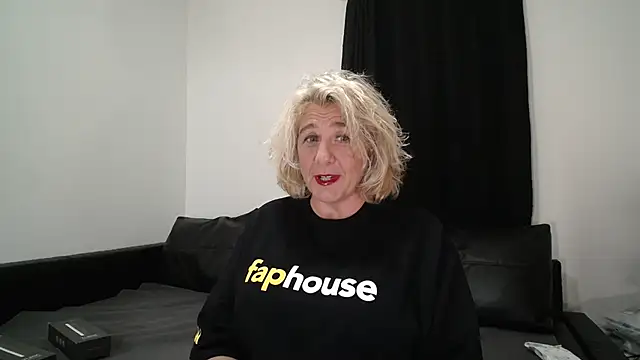 Snapshot of CamillaCreampie chatting on October 15, 8:00 pm CamillaCreampie online show from October 15, 8:00 pm