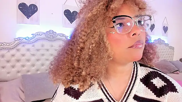 NiaColusi online show from November 18, 7:48 pm