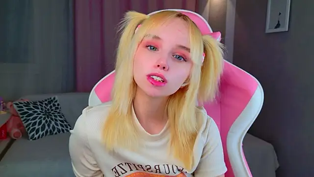 b4by LoL1 online show from March 5, 2:13 pm