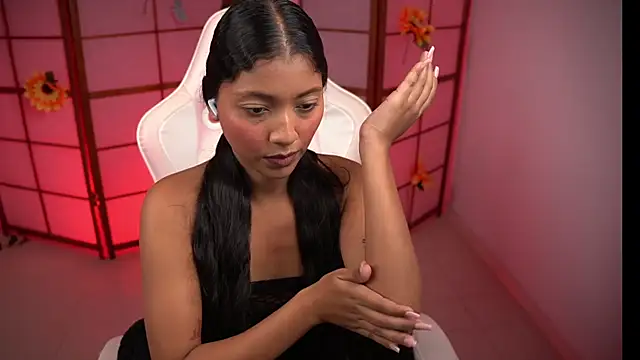 Snapshot of small_emilie chatting on October 15, 1:14 pm small emilie online show from October 15, 1:14 pm