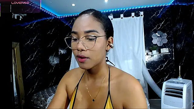 Snapshot of Hillary_queen chatting on October 3, 12:43 pm Hillary queen online show from October 3, 12:43 pm