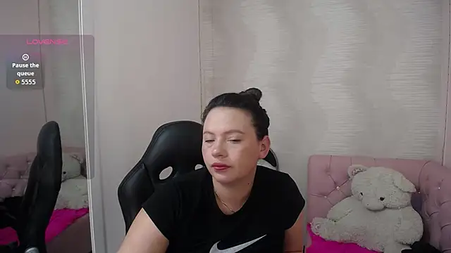 lauraguzman online show from September 24, 3:27 am