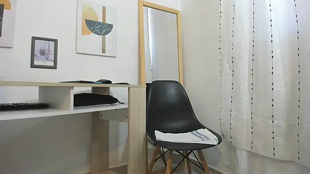 Snapshot of Emma_Jnes chatting on February 11, 1:01 pm Emma Jnes online show from February 11, 1:01 pm