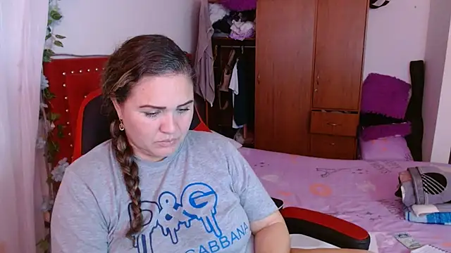 helenca43 online show from November 26, 1:01 pm