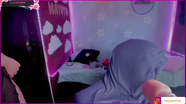 kiki cavilll online show from December 18, 2:33 pm