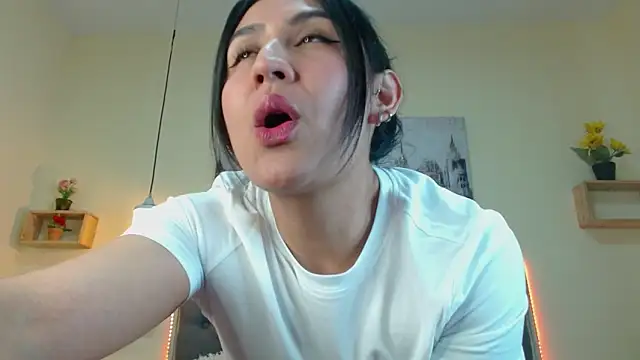 mia aira online show from December 20, 4:33 pm