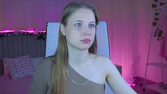 CuteMousee online show from April 21, 7:15 am