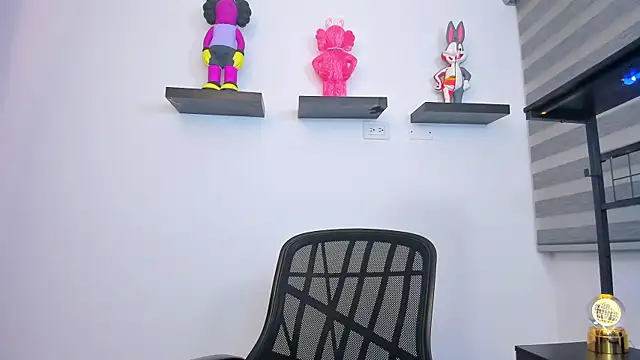 Gangster Girl online show from April 20, 12:02 am