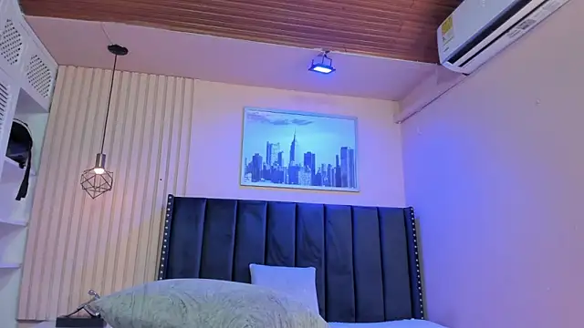 viiolett lee online show from April 14, 8:31 pm