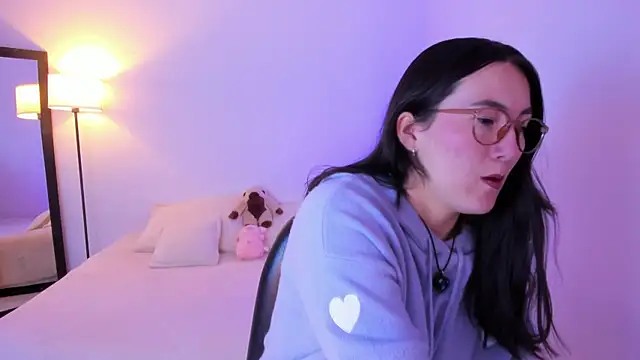 Elle Lee  online show from March 1, 9:09 am