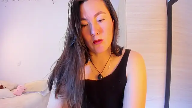 Elle Lee  online show from February 9, 5:59 pm