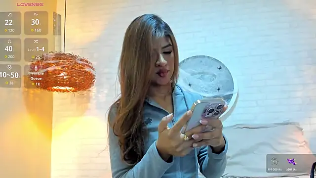 Snapshot of Elise_Diamond chatting on October 24, 11:34 pm Elise Diamond online show from October 24, 11:34 pm
