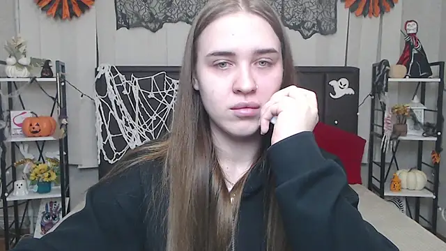 LauraHlot online show from October 23, 5:30 pm