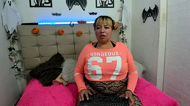 Snapshot of jones-scarlet chatting on October 20, 2:58 am jones-scarlet online show from October 20, 2:58 am