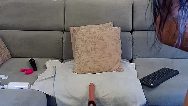 anellejones online show from December 5, 5:51 am