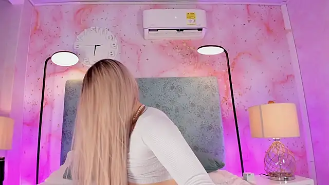 JESSI NAOMI online show from March 19, 5:01 am