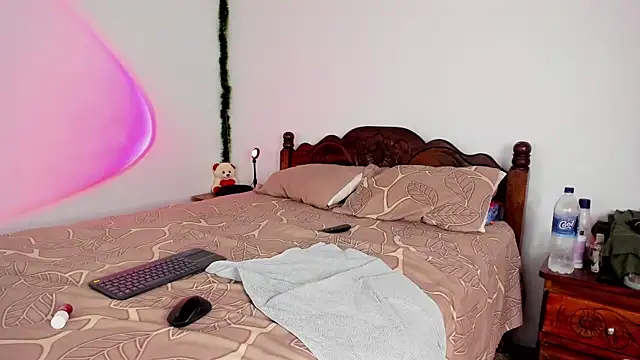 hollymollyxoxo online show from April 4, 3:33 pm