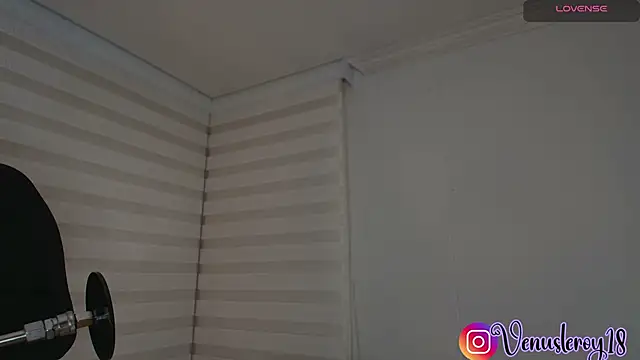 venusleroy  online show from October 24, 11:12 pm