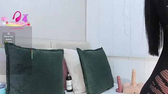 Isaa Queen online show from October 9, 6:34 pm