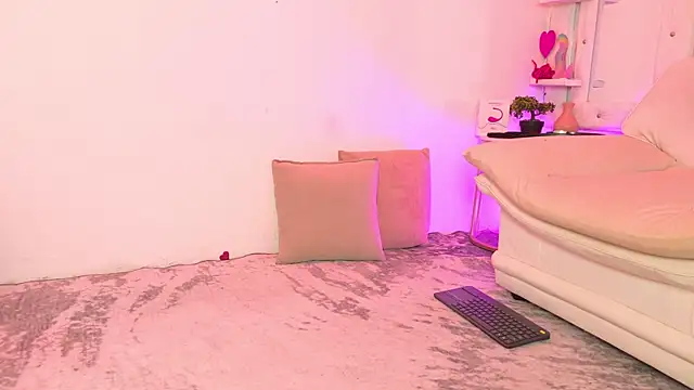 elines  online show from September 18, 8:40 pm