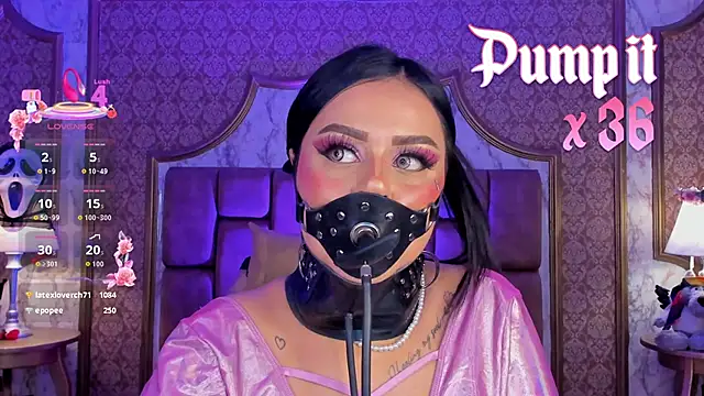 SoffiQueen online show from November 5, 9:20 pm