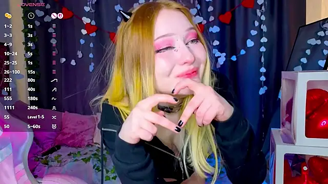 ElswythCovil online show from March 6, 4:07 am