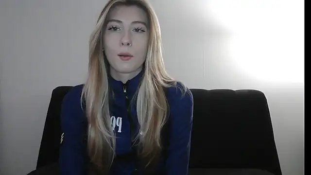 ErikaShyy online show from October 31, 1:04 pm