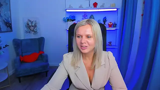 AgathaKlouin online show from February 19, 7:13 pm