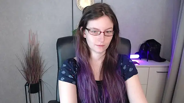 emmaxDelight online show from November 14, 6:57 am