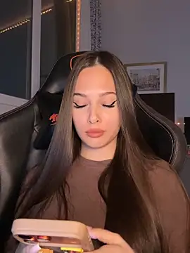 EricaWalls online show from April 19, 8:33 pm