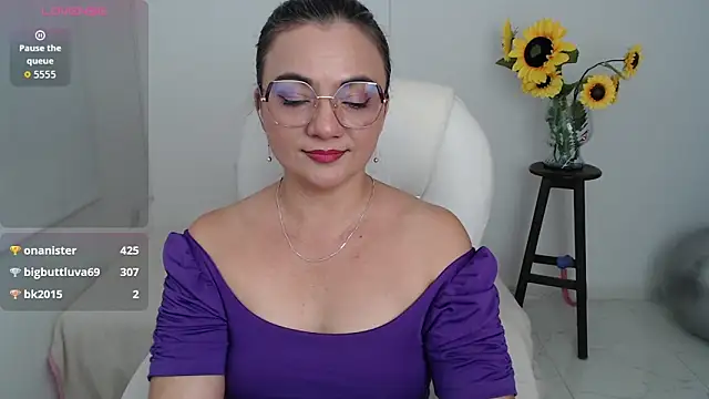 Chiraz hasnaa online show from October 25, 4:25 pm