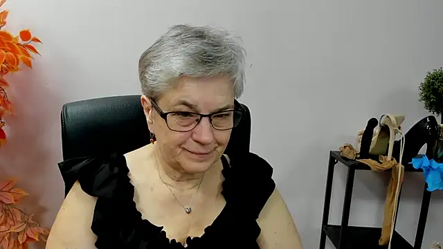Snapshot of IrisDream chatting on October 9, 7:01 am IrisDream online show from October 9, 7:01 am