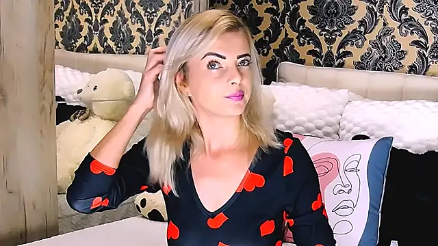 Snapshot of Aly_girl1 chatting on October 1, 9:36 am Aly girl1 online show from October 1, 9:36 am