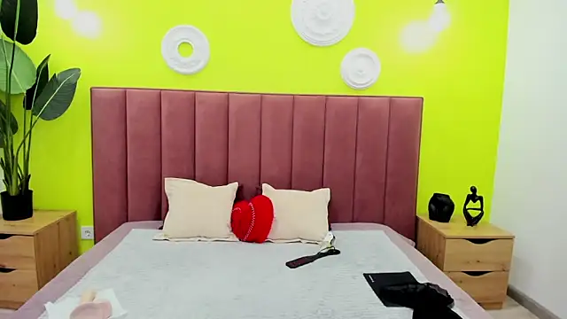 Linda Insatiable online show from April 12, 1:30 am