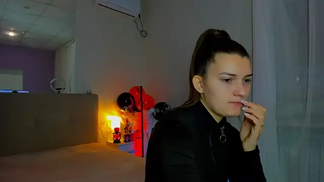 Laura Leee online show from November 6, 6:19 am