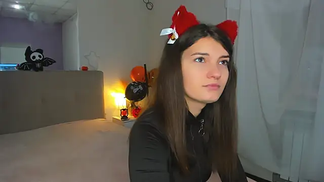 Laura Leee online show from October 28, 6:30 am