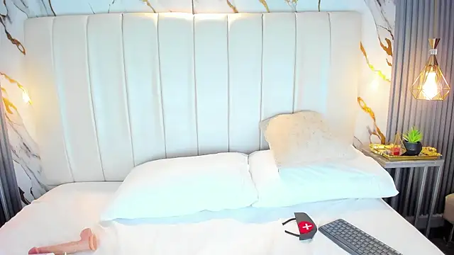 AvyMilton online show from October 11, 12:19 pm