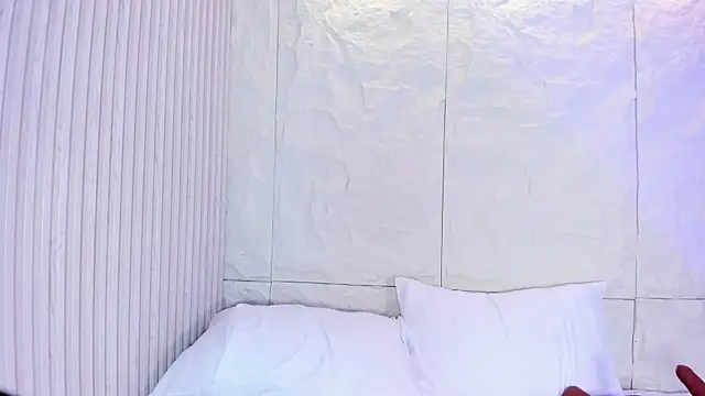 AvyMilton online show from November 8, 1:49 pm