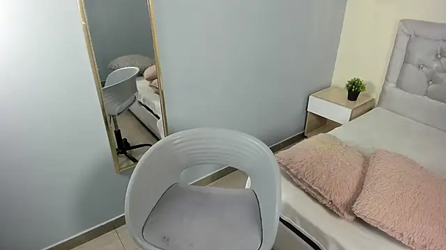 escarleth   online show from March 24, 12:21 pm