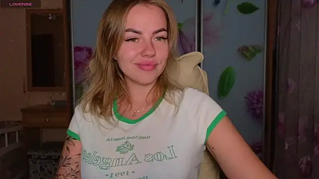 EmilyRobbie online show from October 26, 6:25 pm