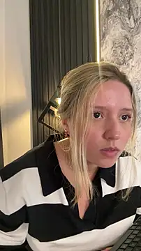 Snapshot of MiaPetit_ chatting on October 26, 1:12 am MiaPetit  online show from October 26, 1:12 am