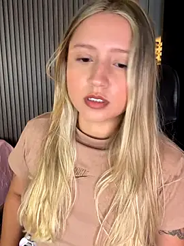 Snapshot of MiaPetit_ chatting on September 18, 12:20 am MiaPetit  online show from September 18, 12:20 am