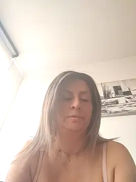 Latiinvenushot online show from October 4, 3:38 pm