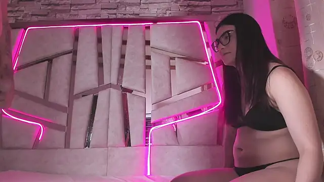 mia and austin online show from September 30, 1:22 am