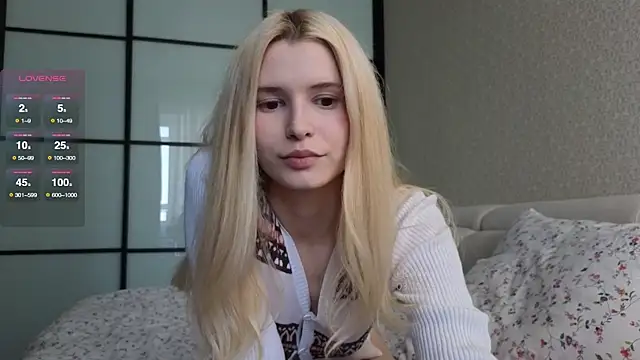 Snapshot of elsa_limerence chatting on October 3, 11:15 am elsa limerence online show from October 3, 11:15 am