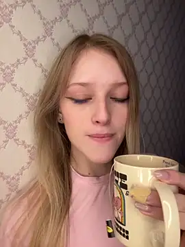 Evvie Summn1 online show from April 6, 11:44 am