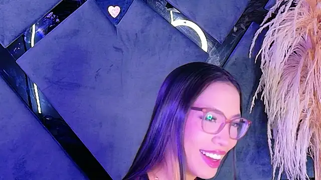 KylieWhite online show from November 18, 2:40 pm