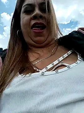 Snapshot of Laura-Hernandez chatting on October 9, 4:33 pm Laura-Hernandez online show from October 9, 4:33 pm