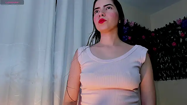 sweetieandjuicyy online show from March 8, 4:16 am